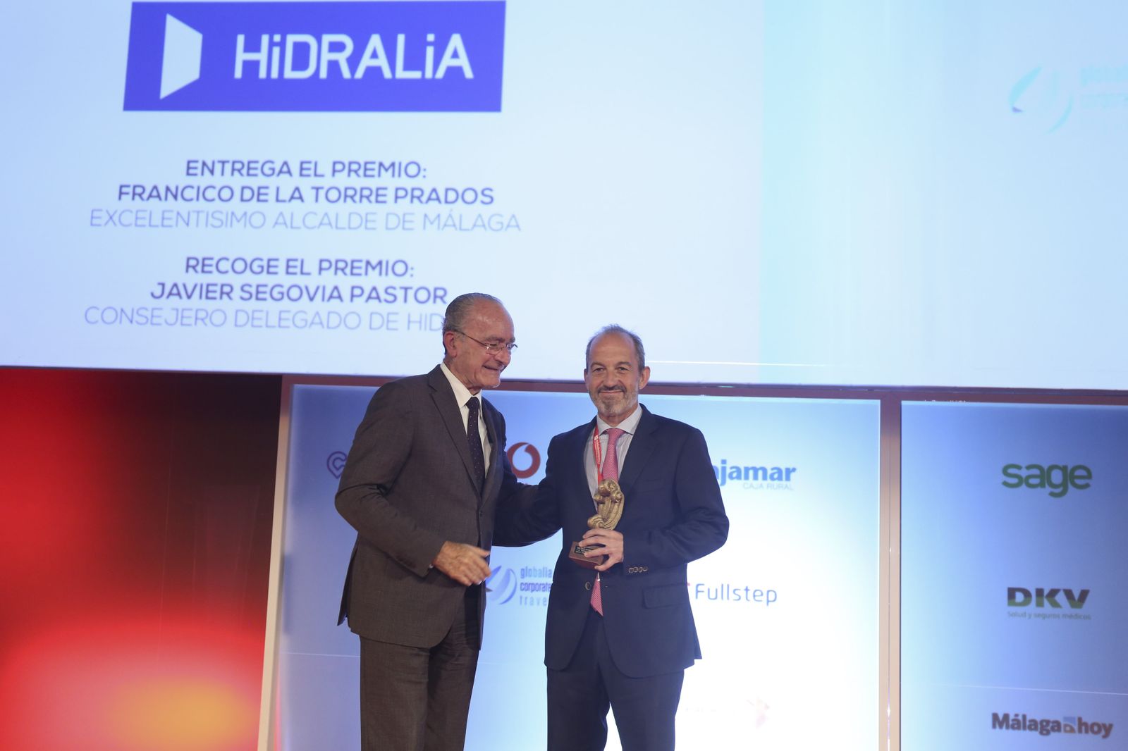 El consejero delegado de Hidralia, Javier Segovia, recoge ayer el premio de manos del alcalde de Málaga.