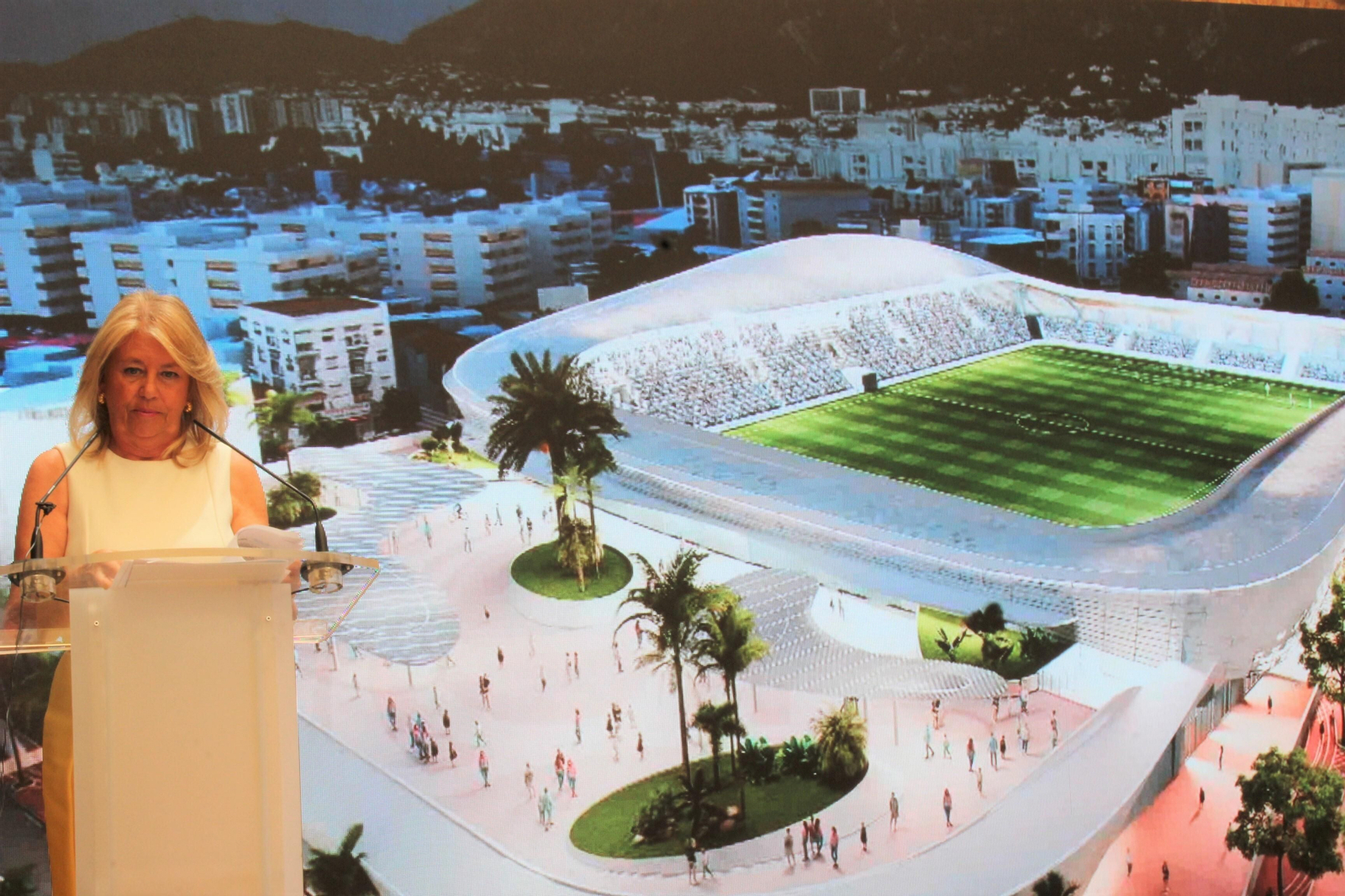La alcaldesa, Ángeles Muñoz, en la presentación del ganador del concurso de ideas del Estadio municipal. La alcaldesa, Ángeles Muñoz, en la presentación del ganador del concurso de ideas del Estadio municipal.