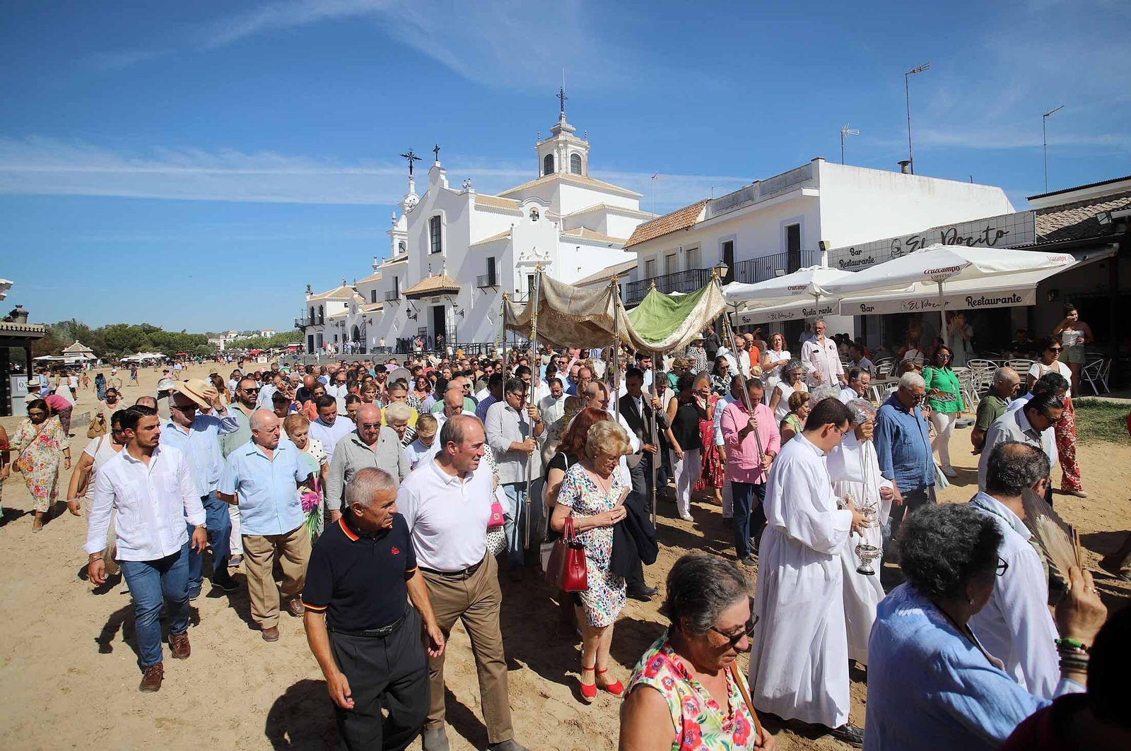 Imágenes de la procesión eucarística y solemne Función del Voto en El Rocío Chico