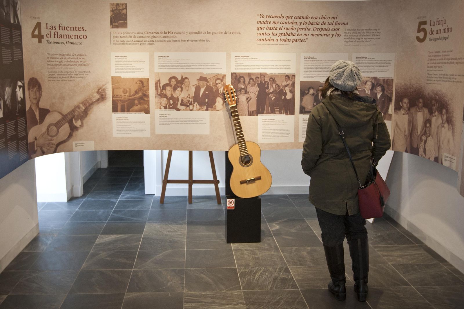 Una persona contempla los paneles del centro de interpretación ubicado donde estaba la casa natal de Camarón.