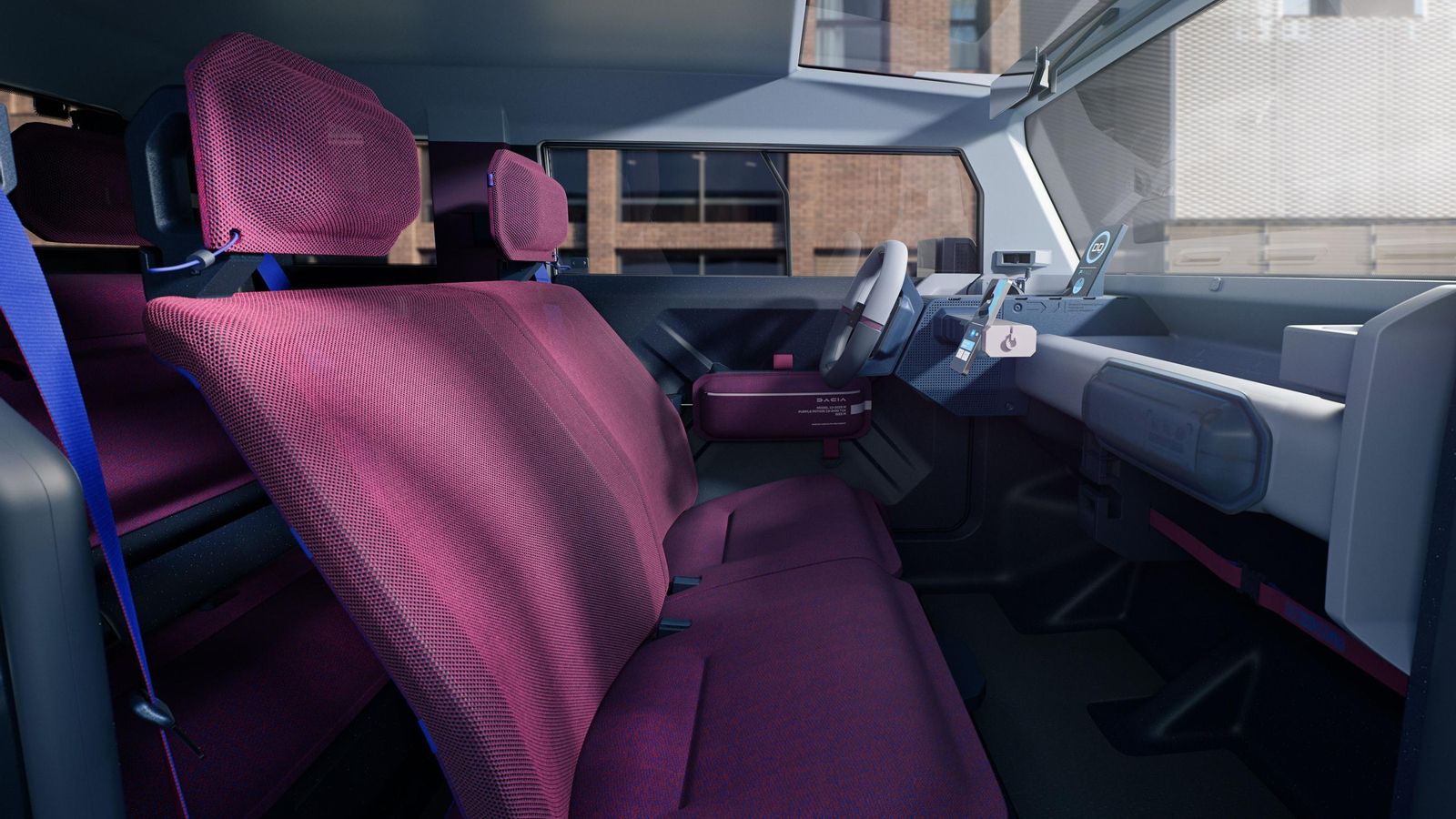 Sólo dos puertas y cuatro plazas, con todos los ocupantes sobre asientos que, para que ocupen lo mínimo posible y sean muy ligeros, prácticamente tienen su estructura al aire.