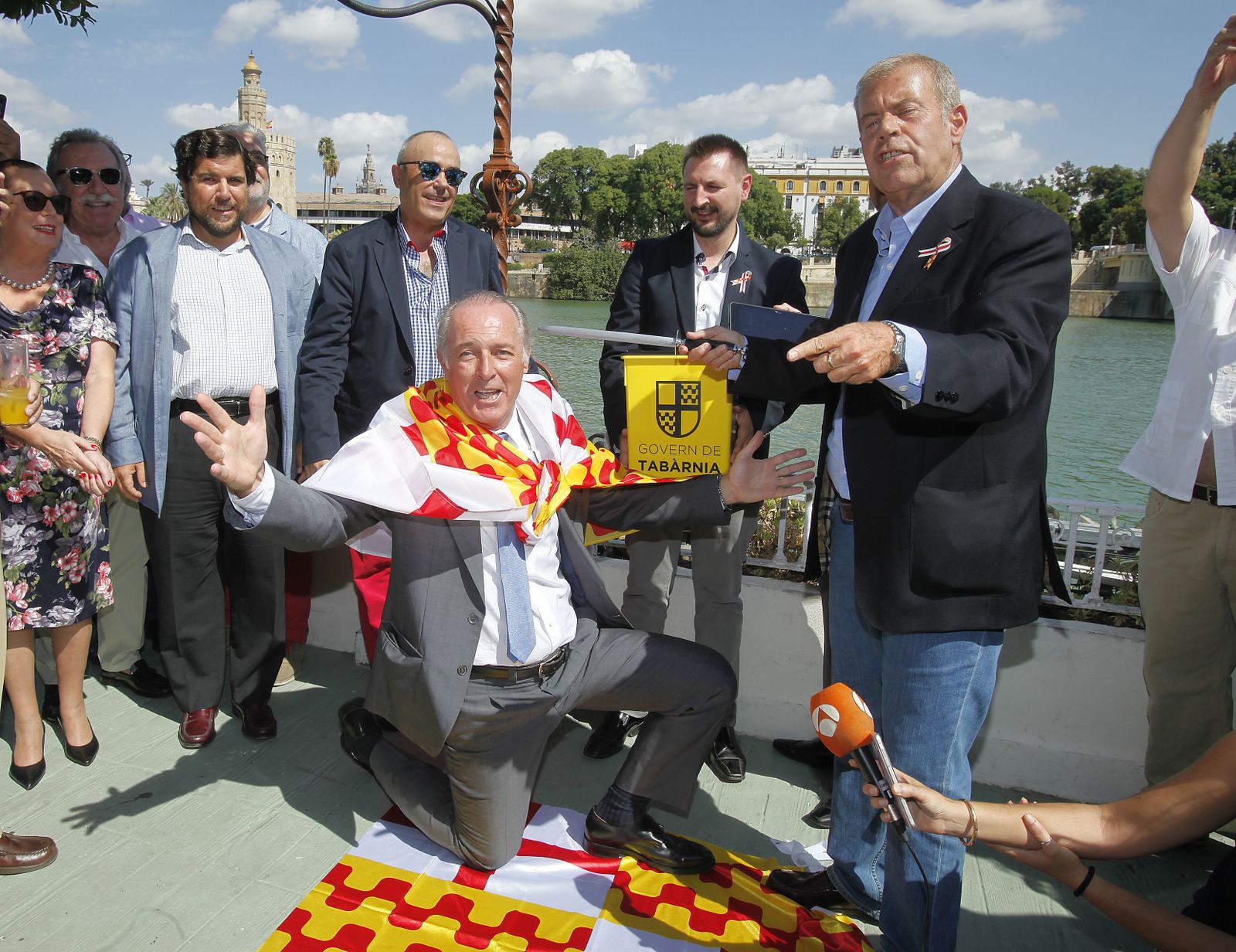 José Manuel Soto, arrodillado, al ser nombrado embajador de Tabarnia