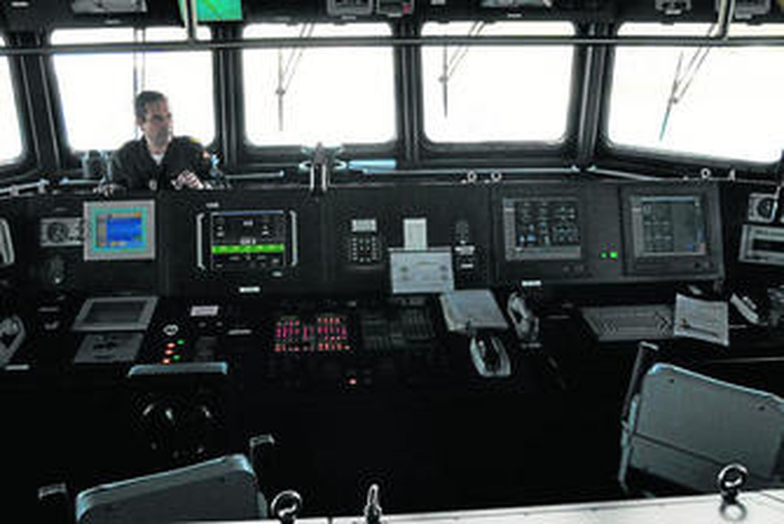 La mesa de mando del buque, desde donde se dirige el 'Juan Carlos I'.