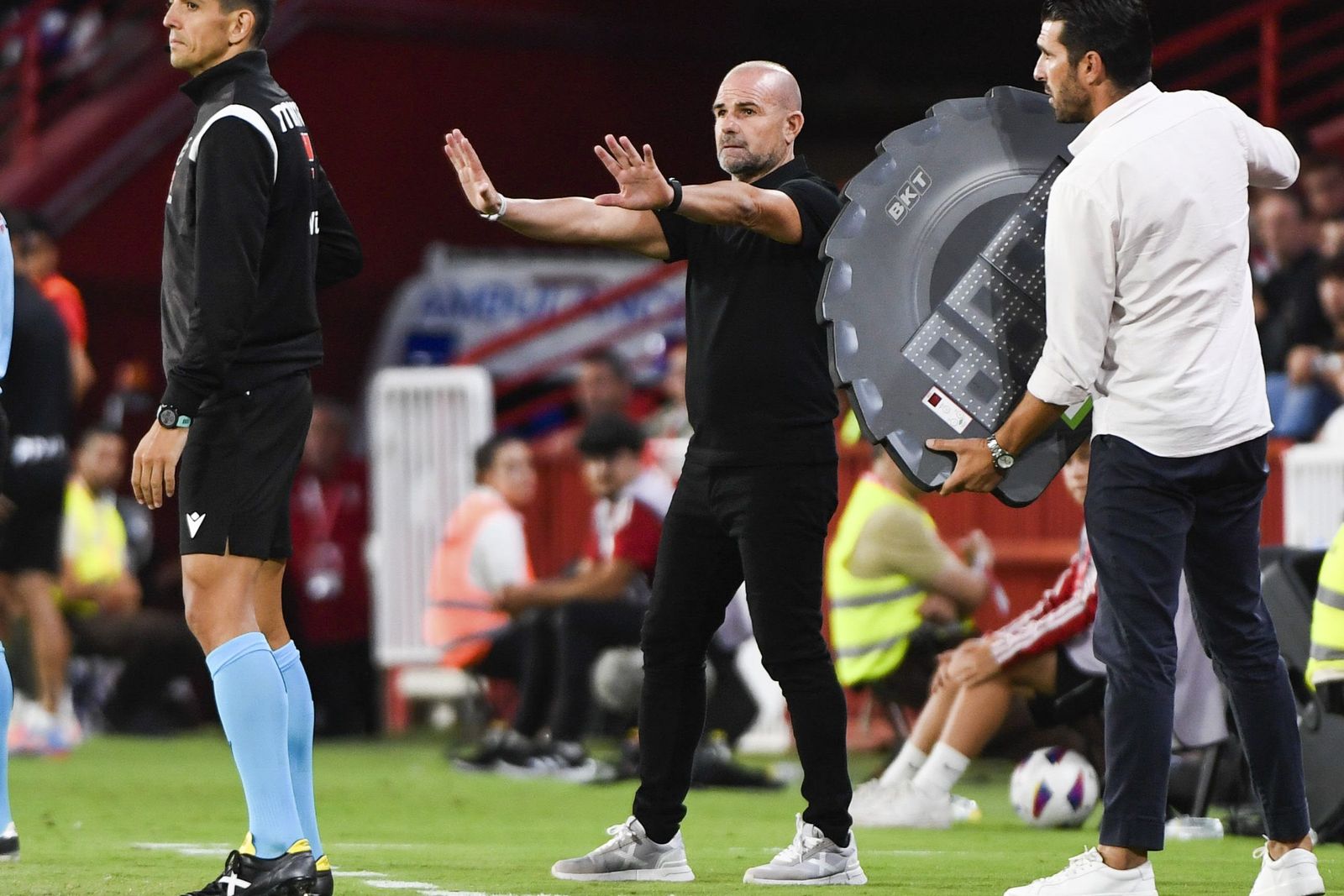 Paco López pide calma a sus futbolistas durante un partido en su etapa al frente del Granada.