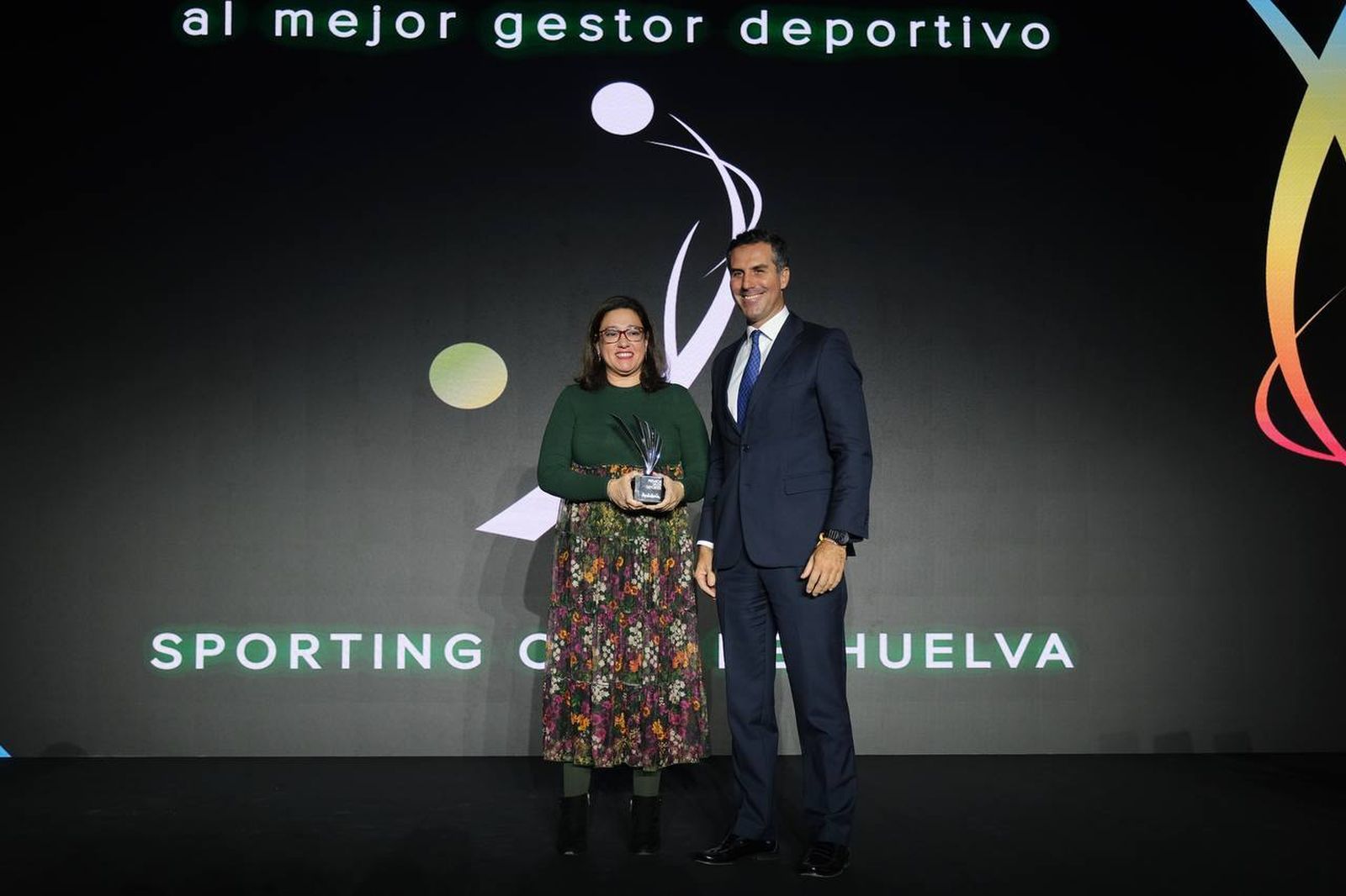 Manuela Romero posa con el premio al mejor gestor deportivo.