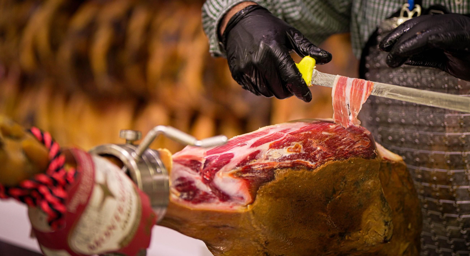 Del campo a la mesa, así son los jamones de Montesierra que vende Mercadona