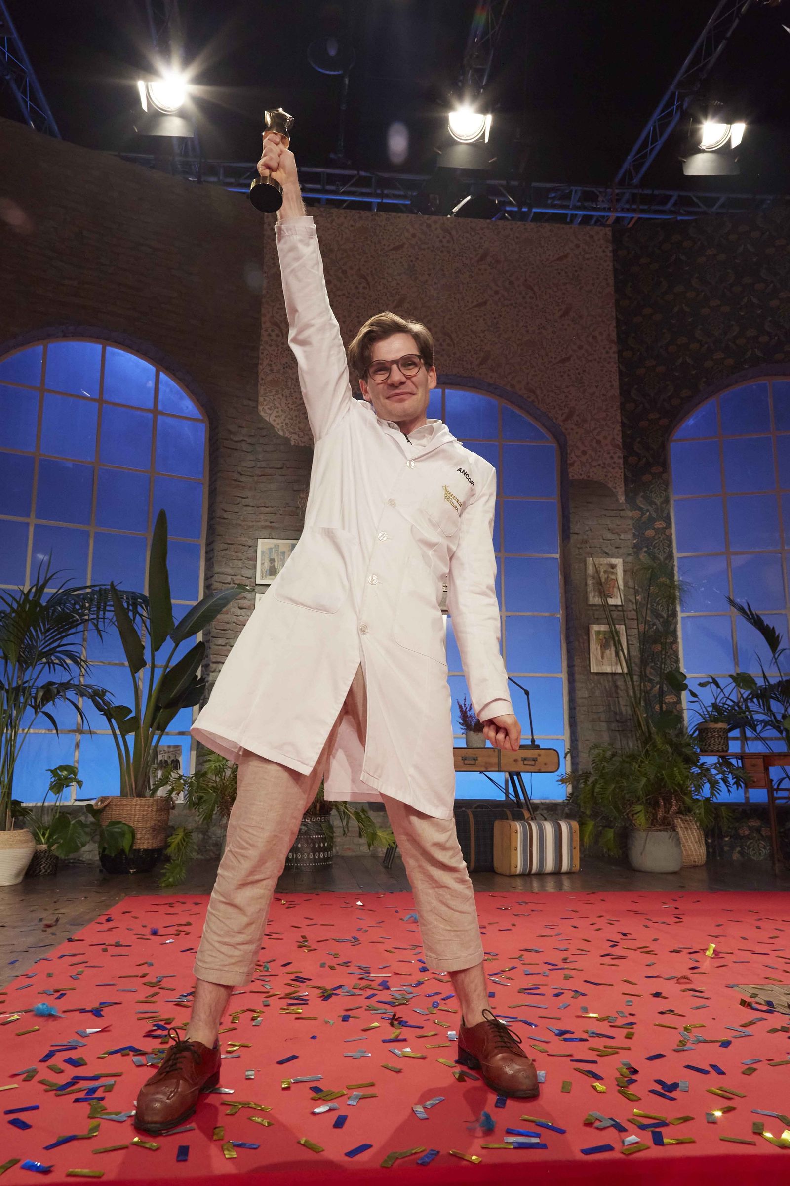 Ancor, alzando el maniquí dorado que le acredita como ganador.