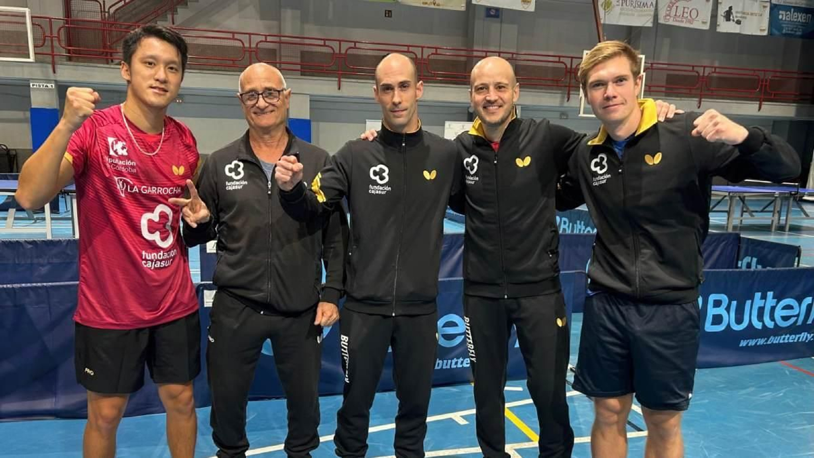 Los jugadores y cuerpo técnico del Cajasur Priego posan tras el triunfo.