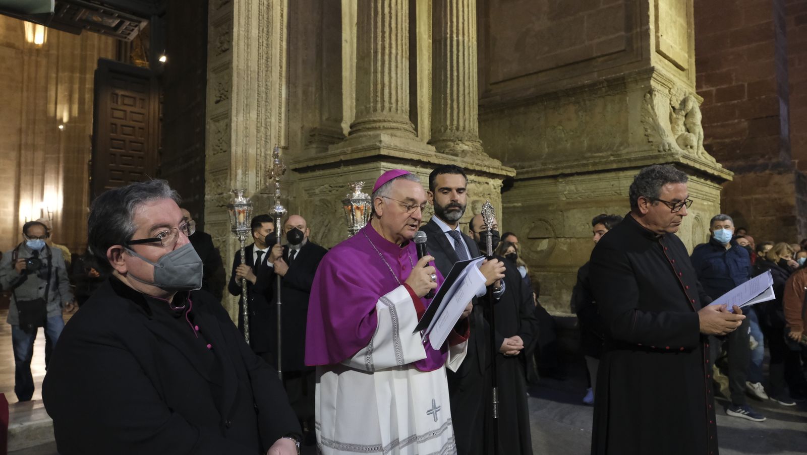 Procesión del Vía Crucis del Santo Cristo de la Escucha en Almería, en imágenes.