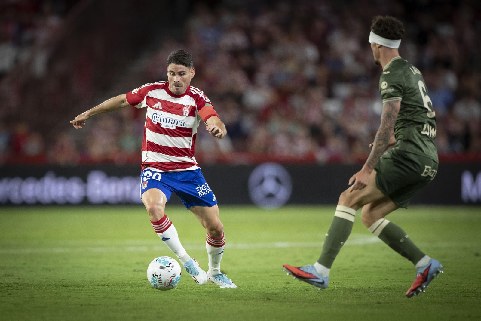 Sergio Ruiz trata de eludir al jugador del Leganés, Lalo.