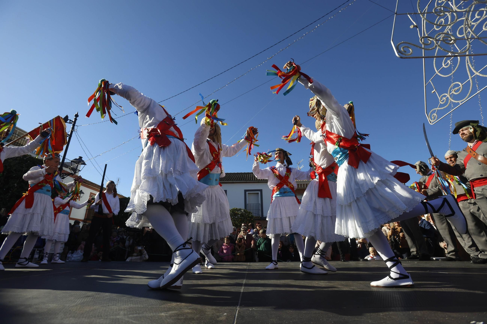 Las espectaculares imágenes de la Danza de los Locos y el Baile del Oso de Fuente Carreteros