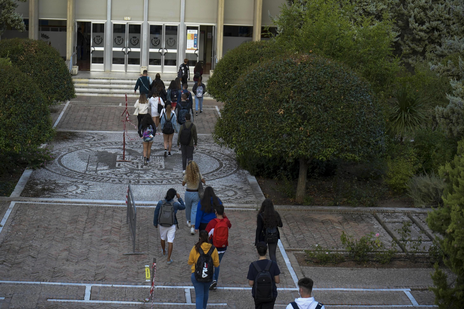 Estudiantes en Facultad de Filosofía y Letras.