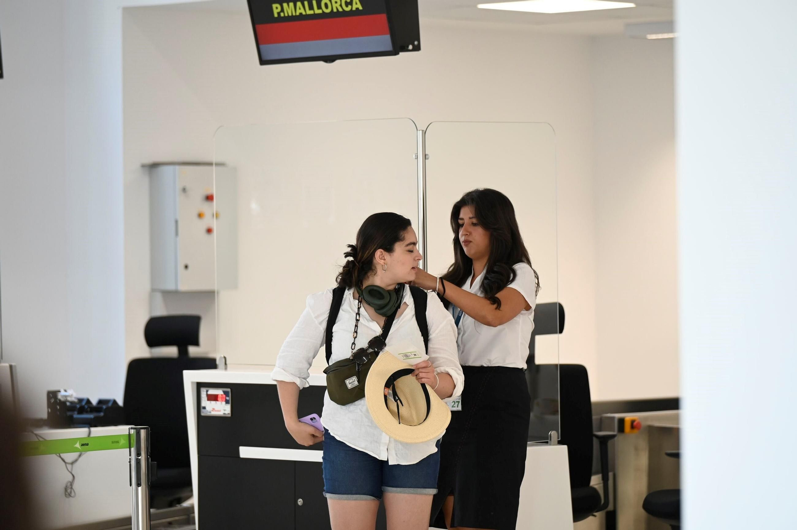 La llegada del primer vuelo del verano entre Córdoba y Mallorca, en imágenes