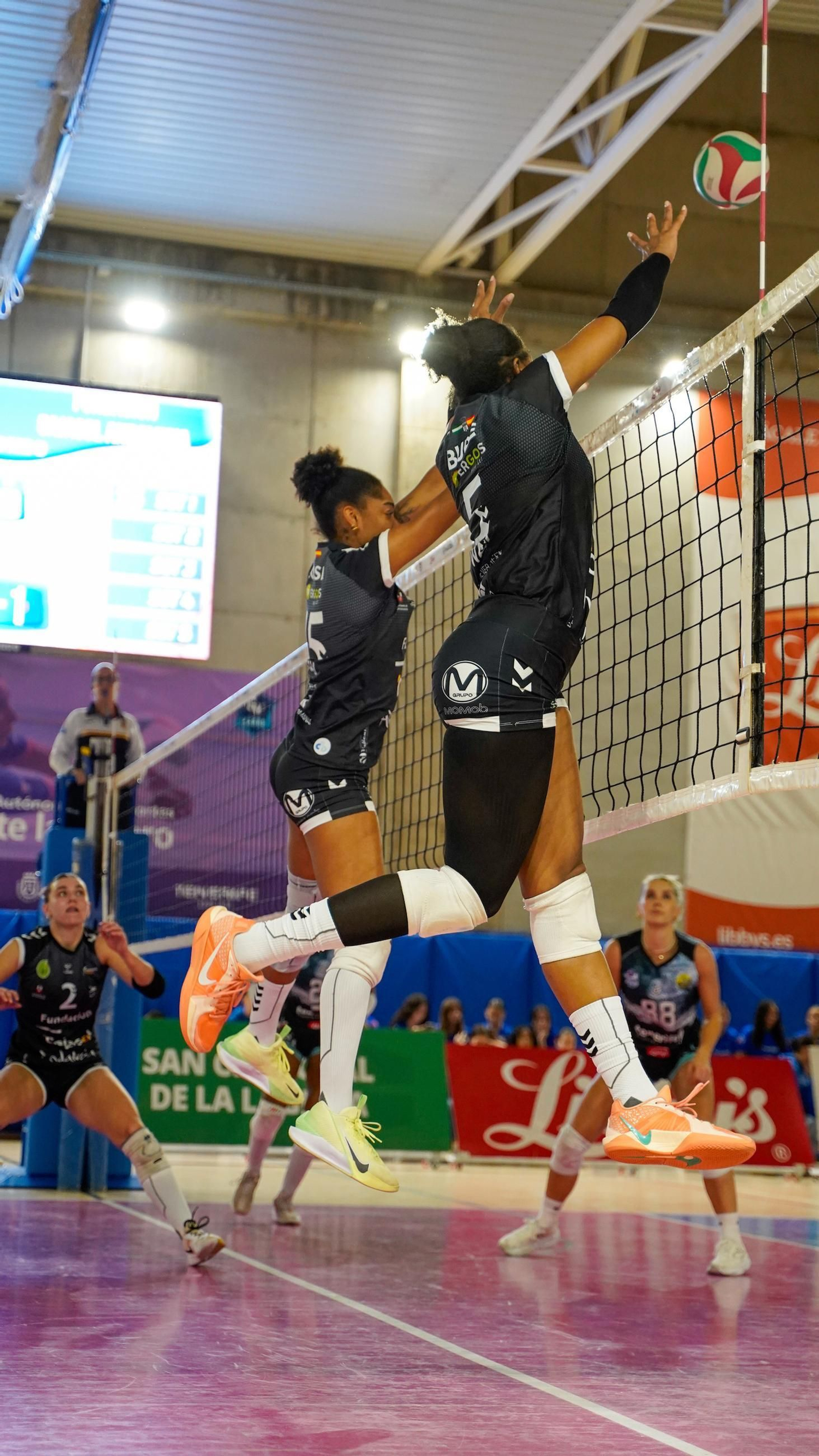 La debutante Jada Burse y Louise Sansó tratan de efectuar un bloque en La Laguna.