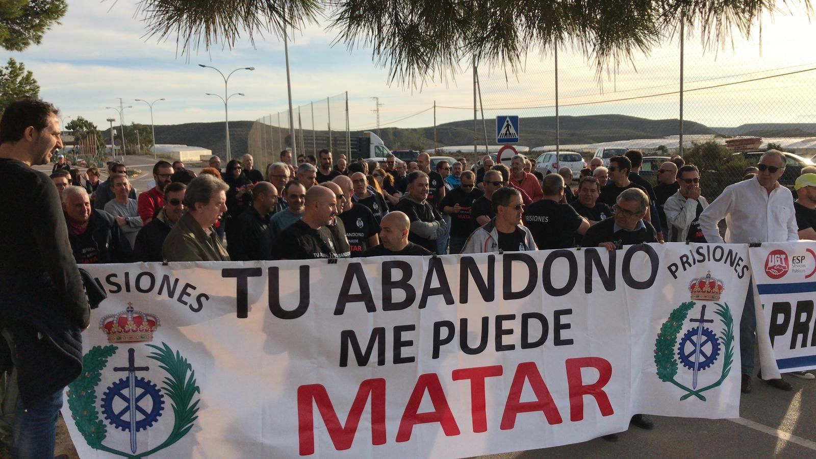 Funcionarios concentrados en El Acebuche para reclamar mejoras salariales y profesionales.