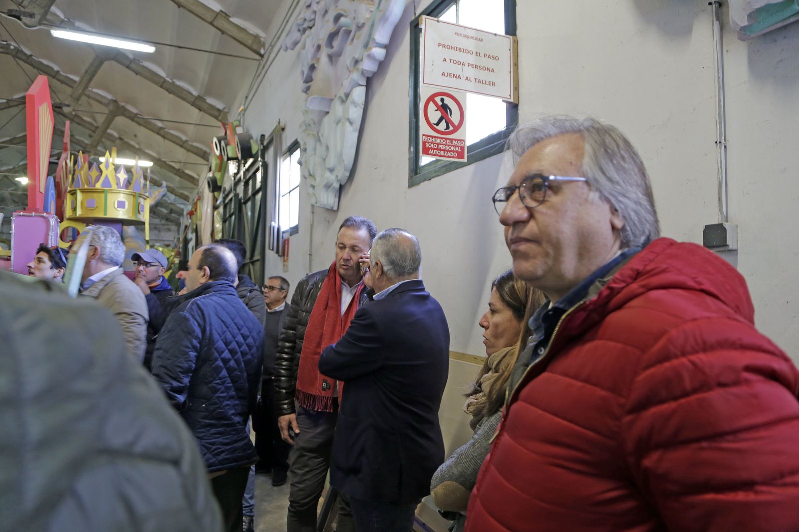 Visita de los Reyes Magos a sus carrozas