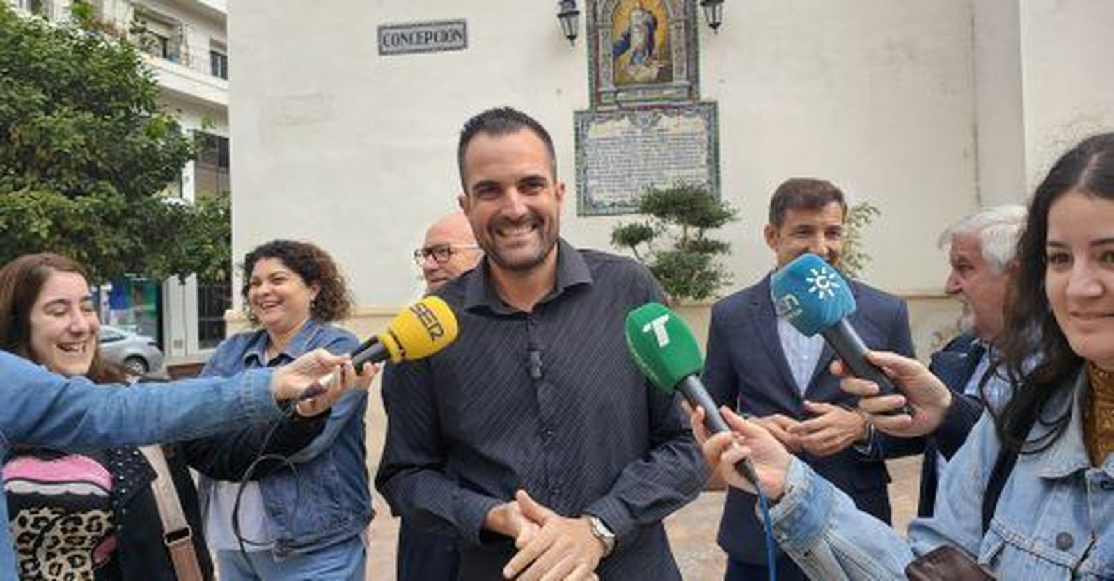Pablo Pineda atiende a los medios.