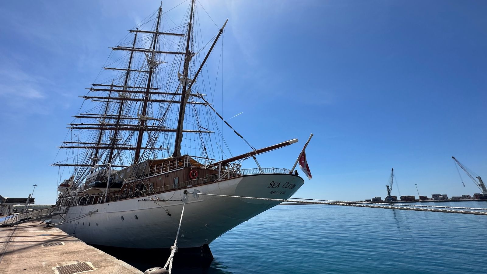 El velero Sea Cloud atracado en el Puerto de Almería