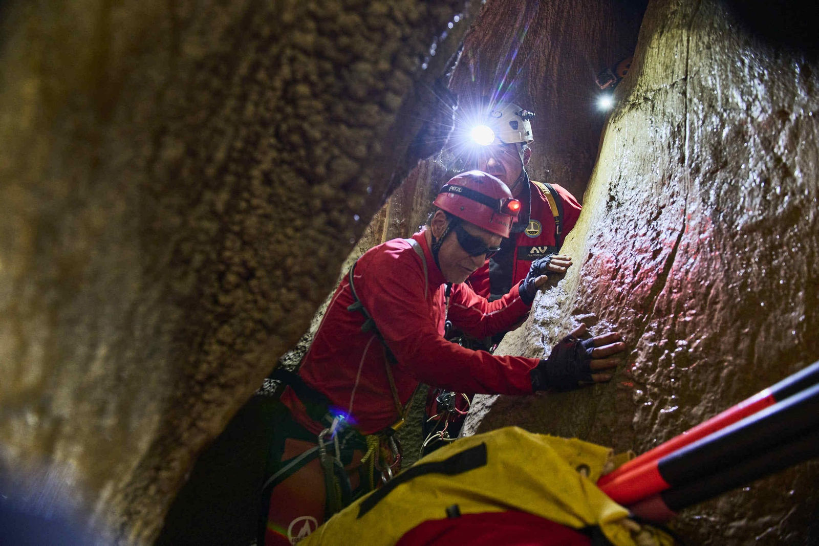 Así descienden dos personas ciegas por una cavidad de 100 metros de profundidad