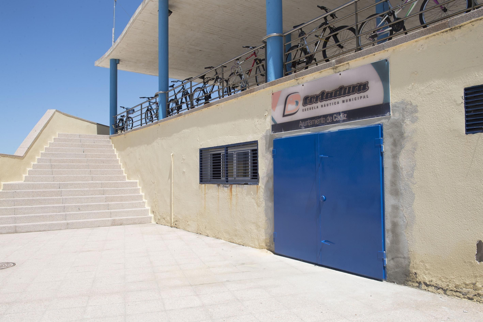 La puerta de entrada a la sede de la Escuela Municipal de Surf, recién instalada.