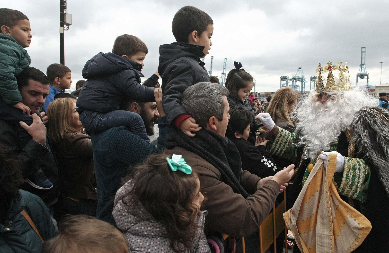 El tradicional arrastre de latas en Algeciras