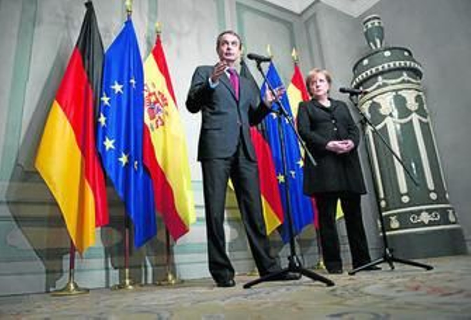 Zapatero habla junto a la canciller alemana, Angela Merkel, en el Palacio de Meseberg.