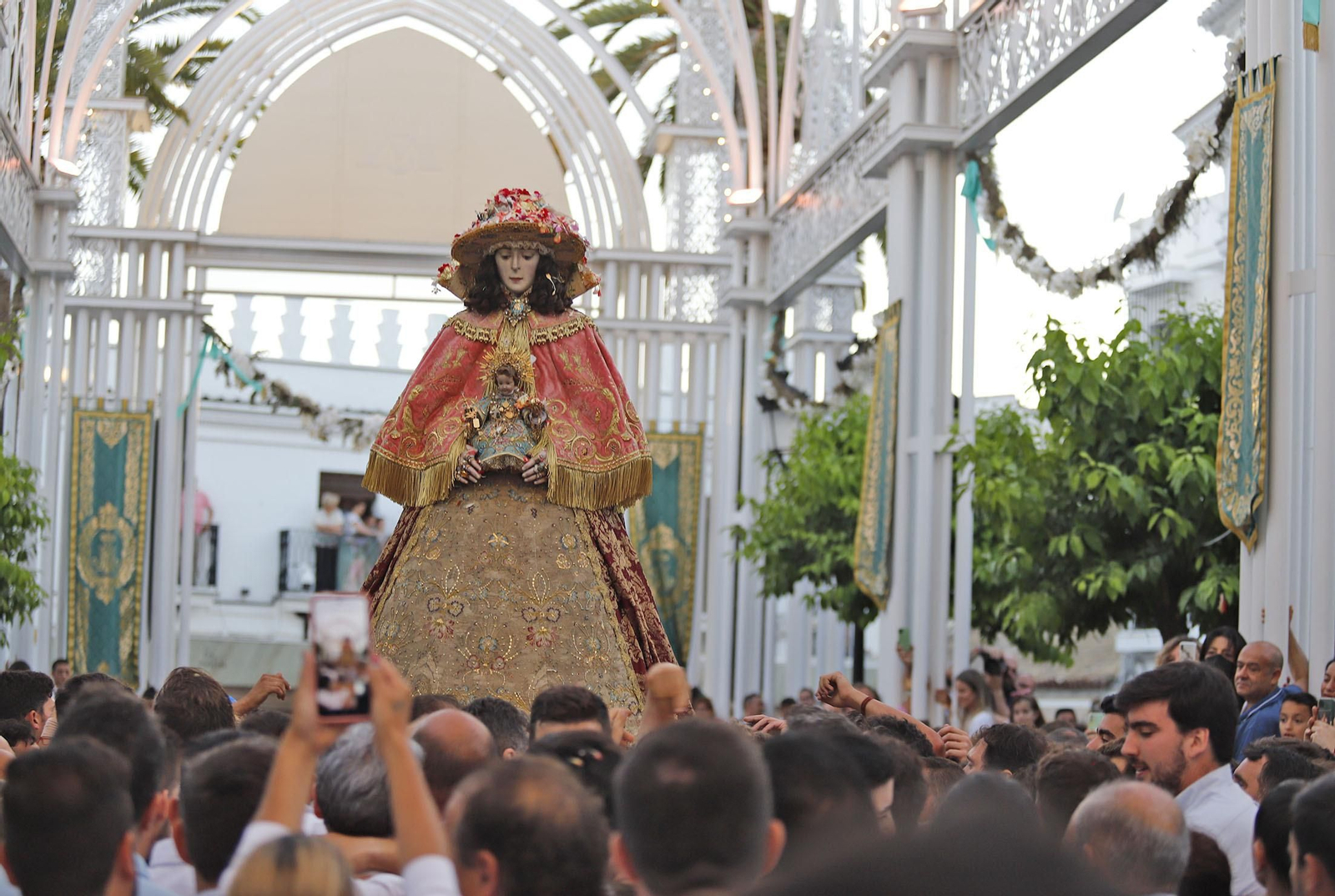 La Virgen del Rocío recorre las calles de Almonte hacia el Chaparral para el inicio del Camino de los Llanos