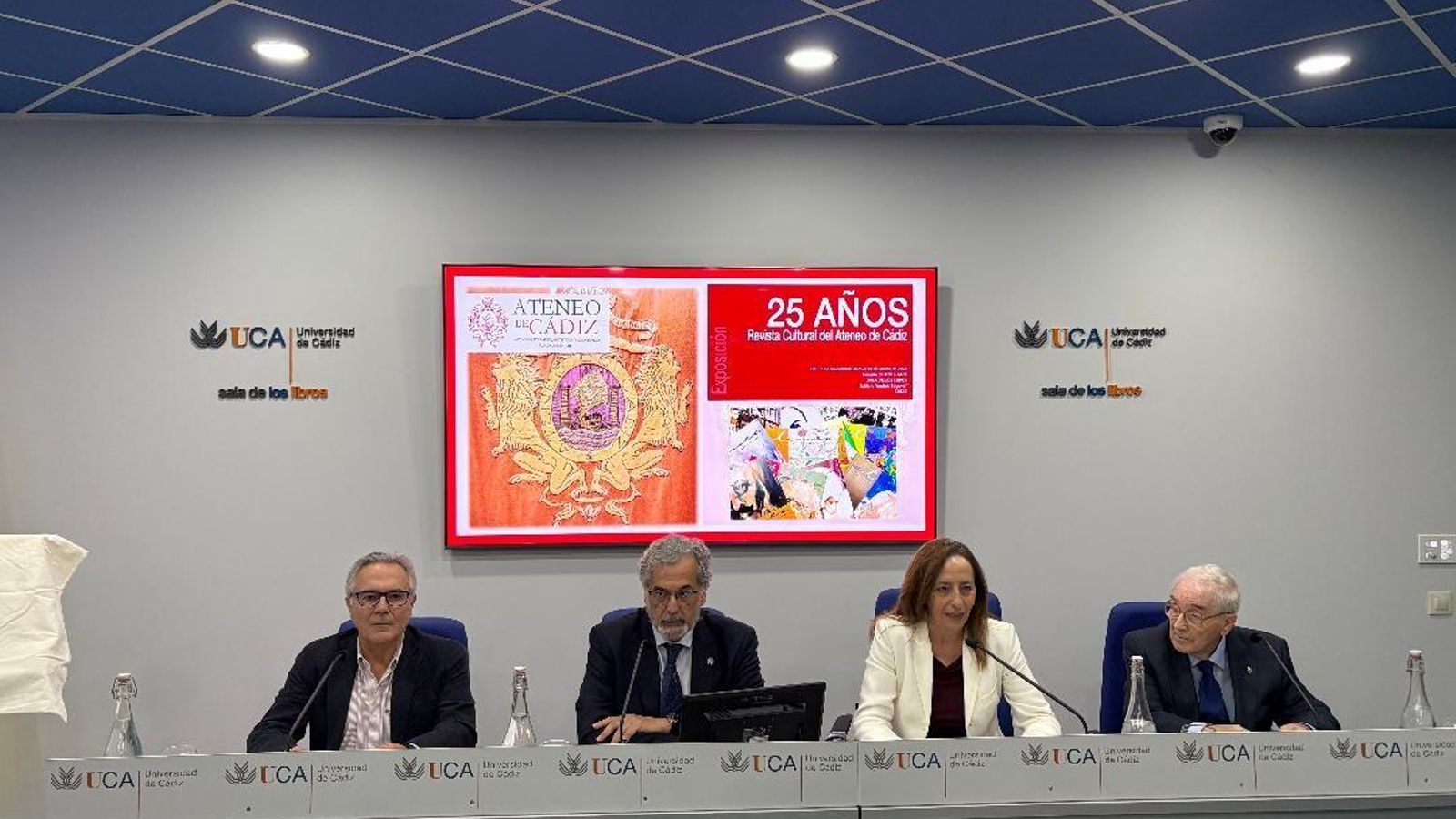 Antonio Ares, José Almenara, María Jesús Ortega y José Ossorio, durante el acto de inauguración de la exposición en la sala de Los Libros de la Biblioteca de la Universidad de Cádiz.