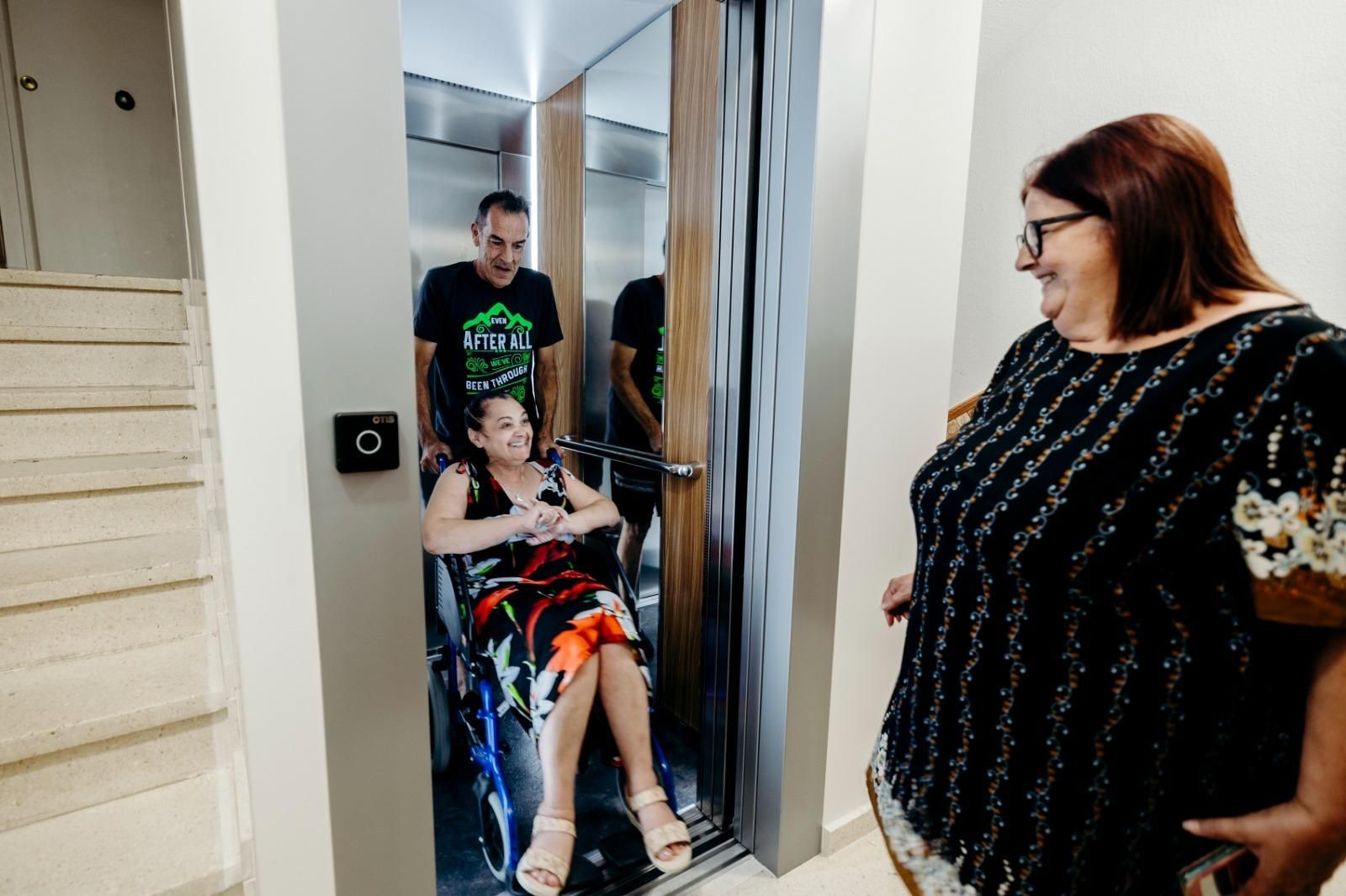 Varios de los vecinos beneficiados por los ascensores de la barriada La Carabina.