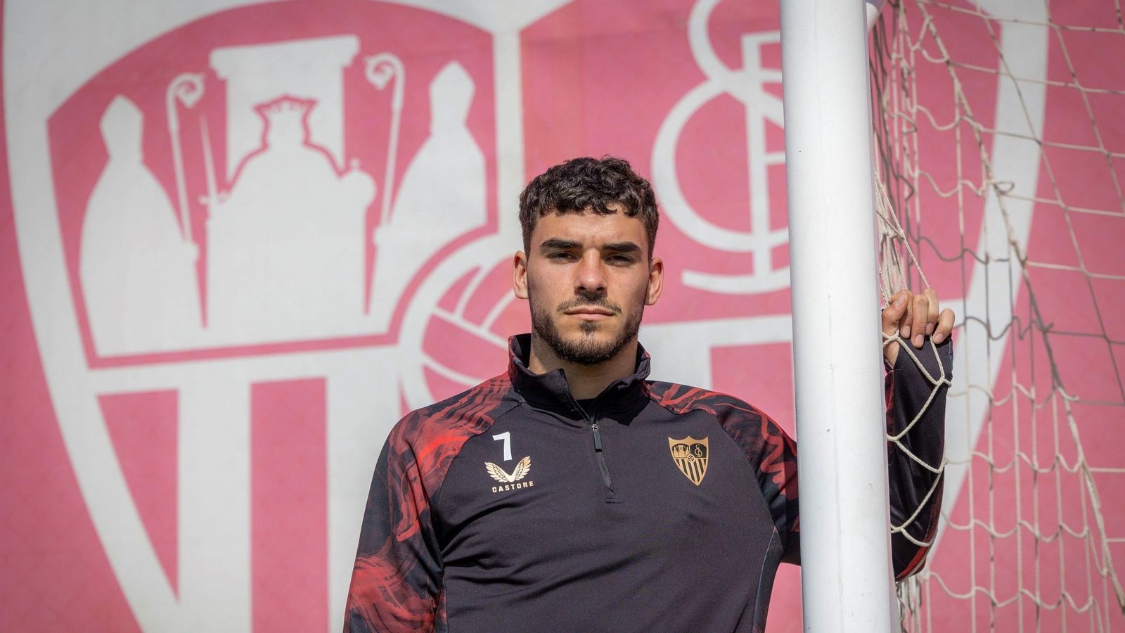 Isaac posa en la ciudad deportiva para 'Diario de Sevilla' en una imagen de archivo.