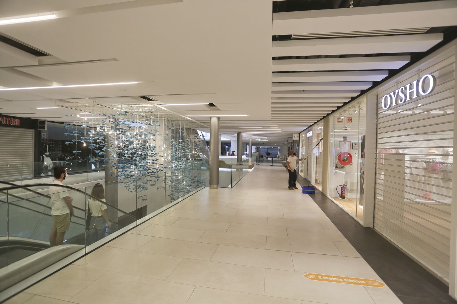 El centro comercial Larios Centro se prepara para su apertura el lunes, en la fase 2 de la desescalada