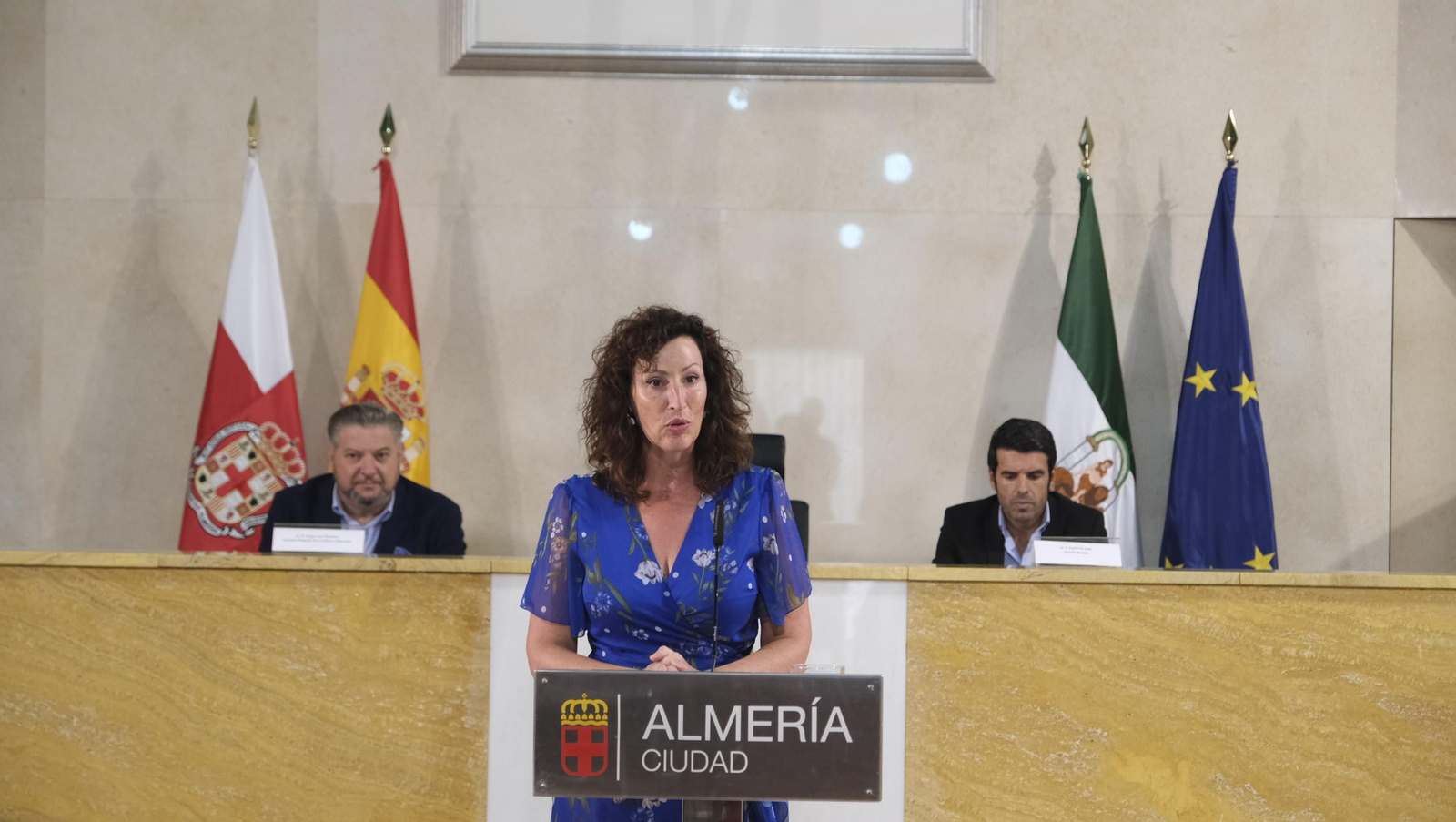 Imágenes de la entrega del capote de paseo de la feria taurina 2021 en honor a la Virgen del Mar, al torero Emilio de Justo