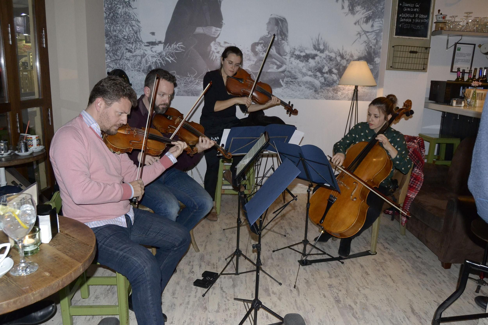 El cuarteto durante su actuación en Café Cyrano en pleno corazón de la ciudad.