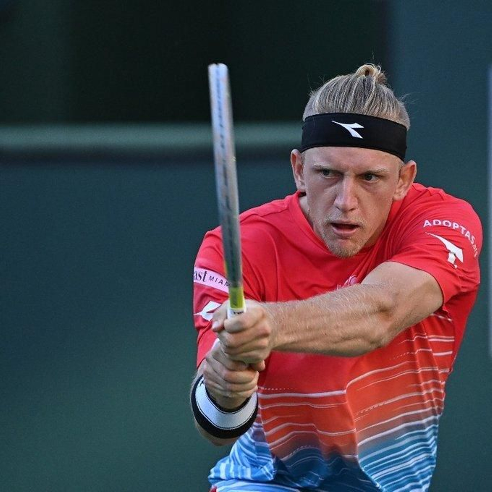 Alejandro Davidovich golpea de revés.