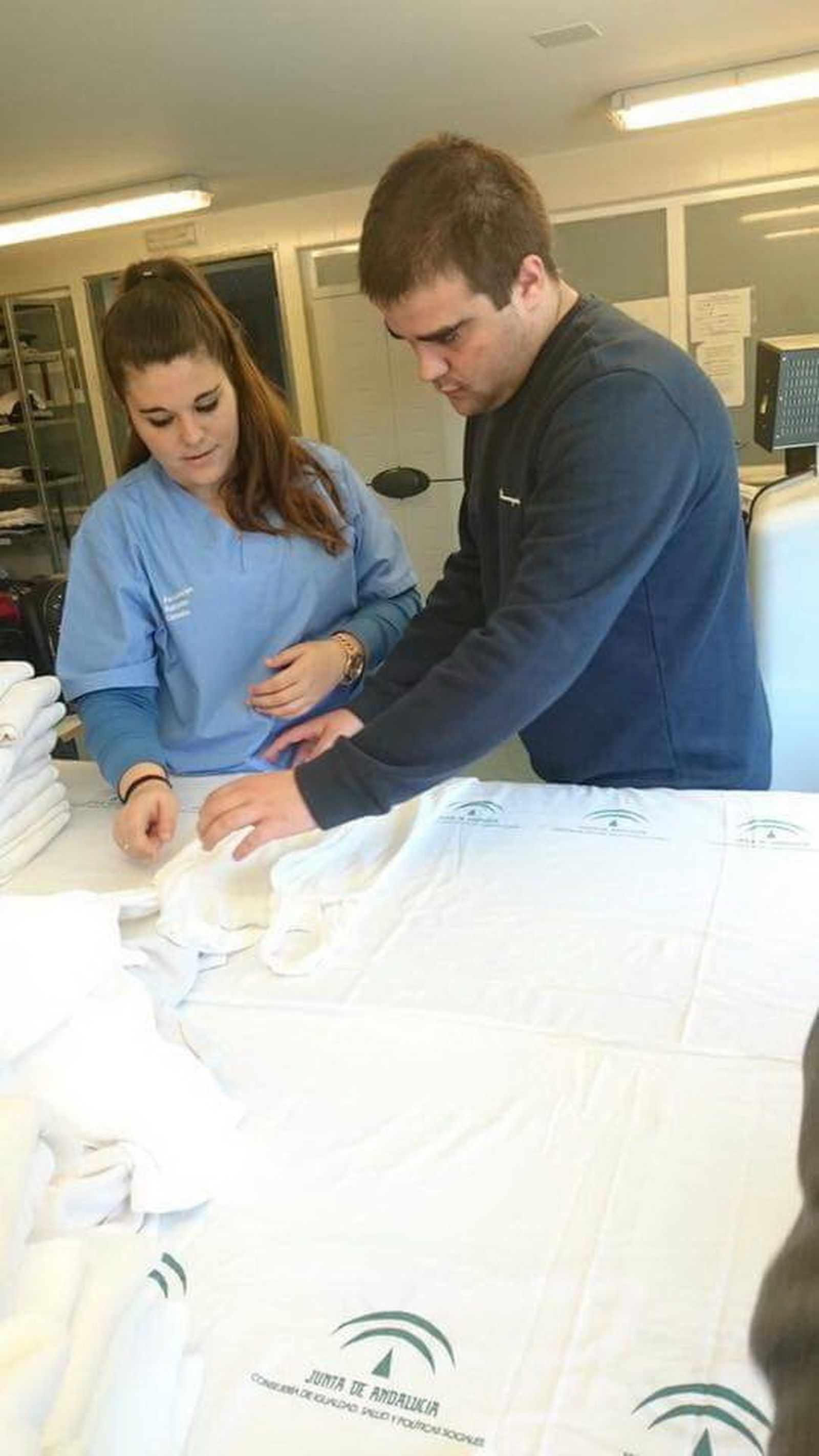 Usuario y profesional del programa de vida adulta de Autismo Córdoba.