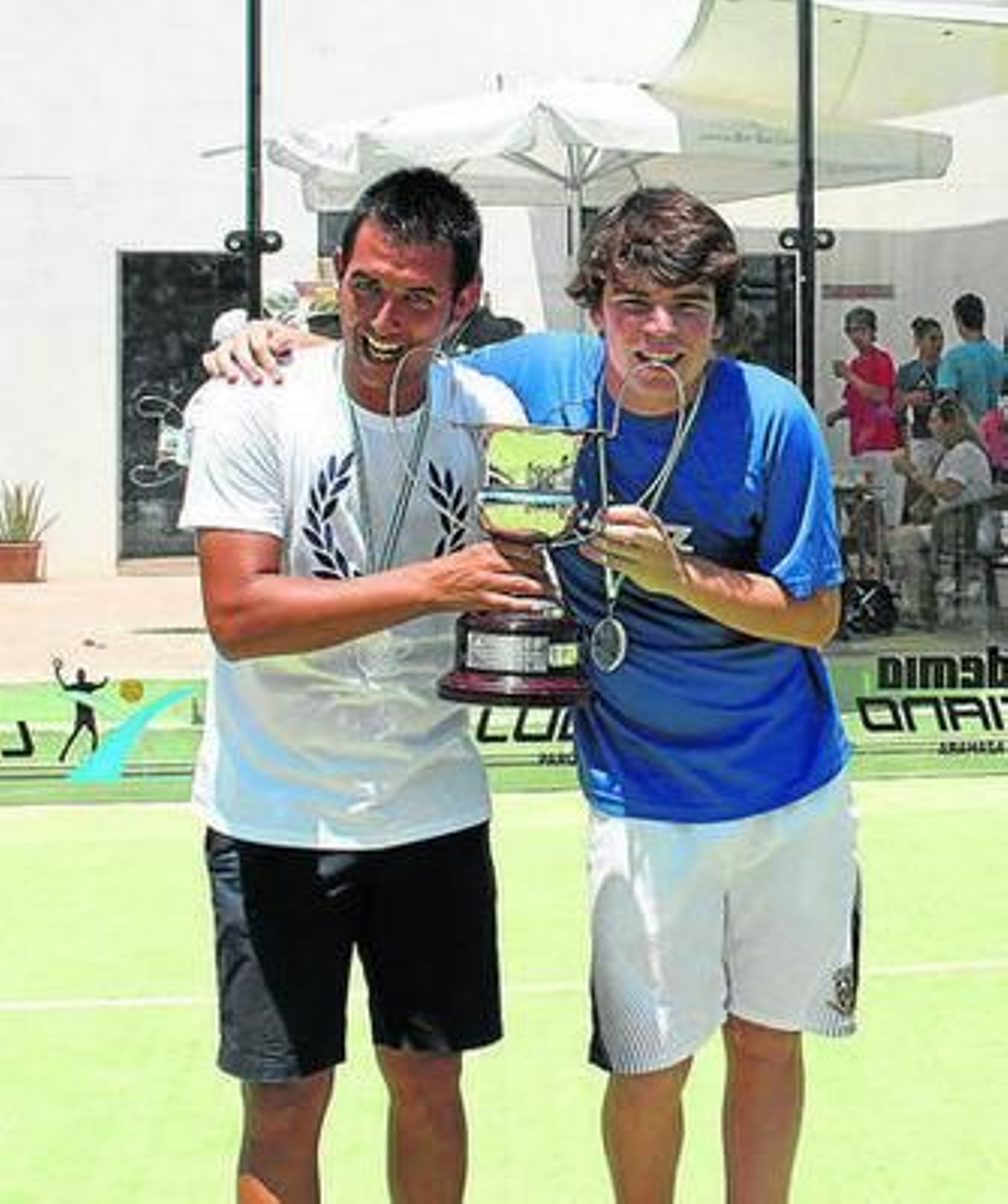 Fran Cepero, a la izquierda, y Antonio Escuín posan con el trofeo de campeón.