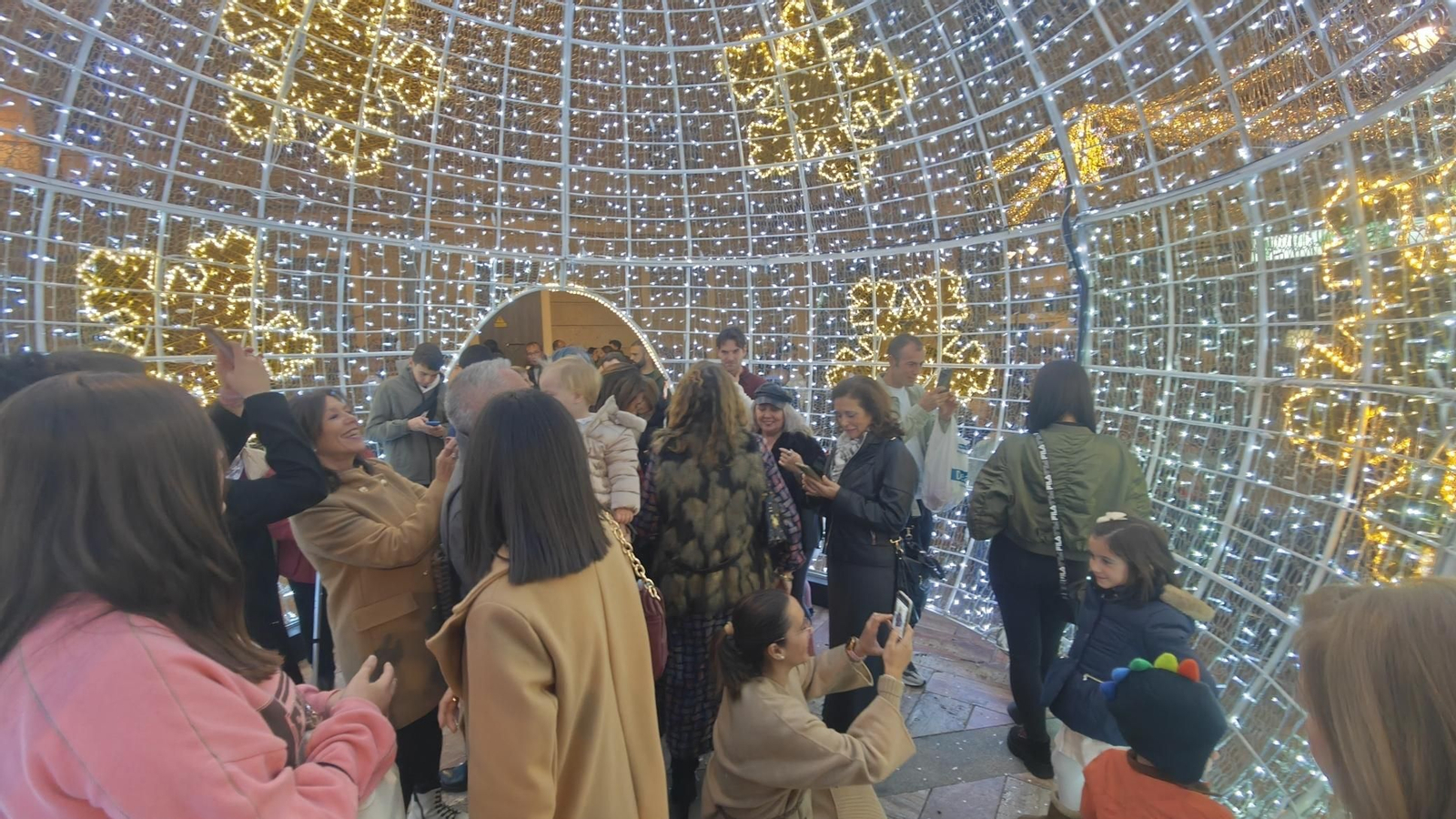 Imágenes del alumbrado navideño en las calles de Huelva