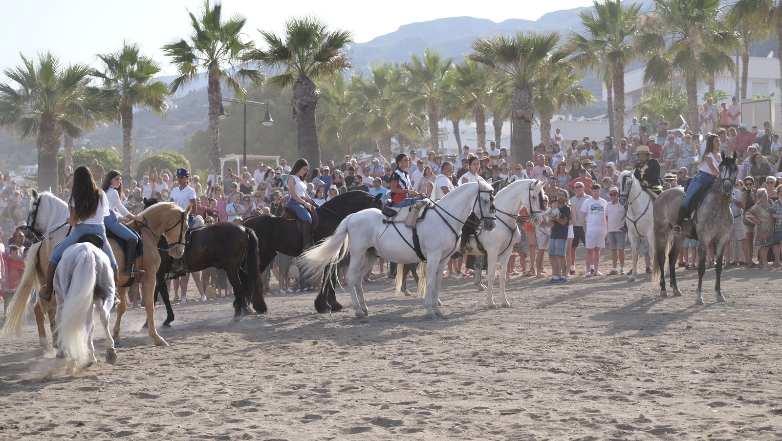 Imágenes de la carrera de cintas a caballo en las Fiestas de Moros y Cristianos de Mojácar