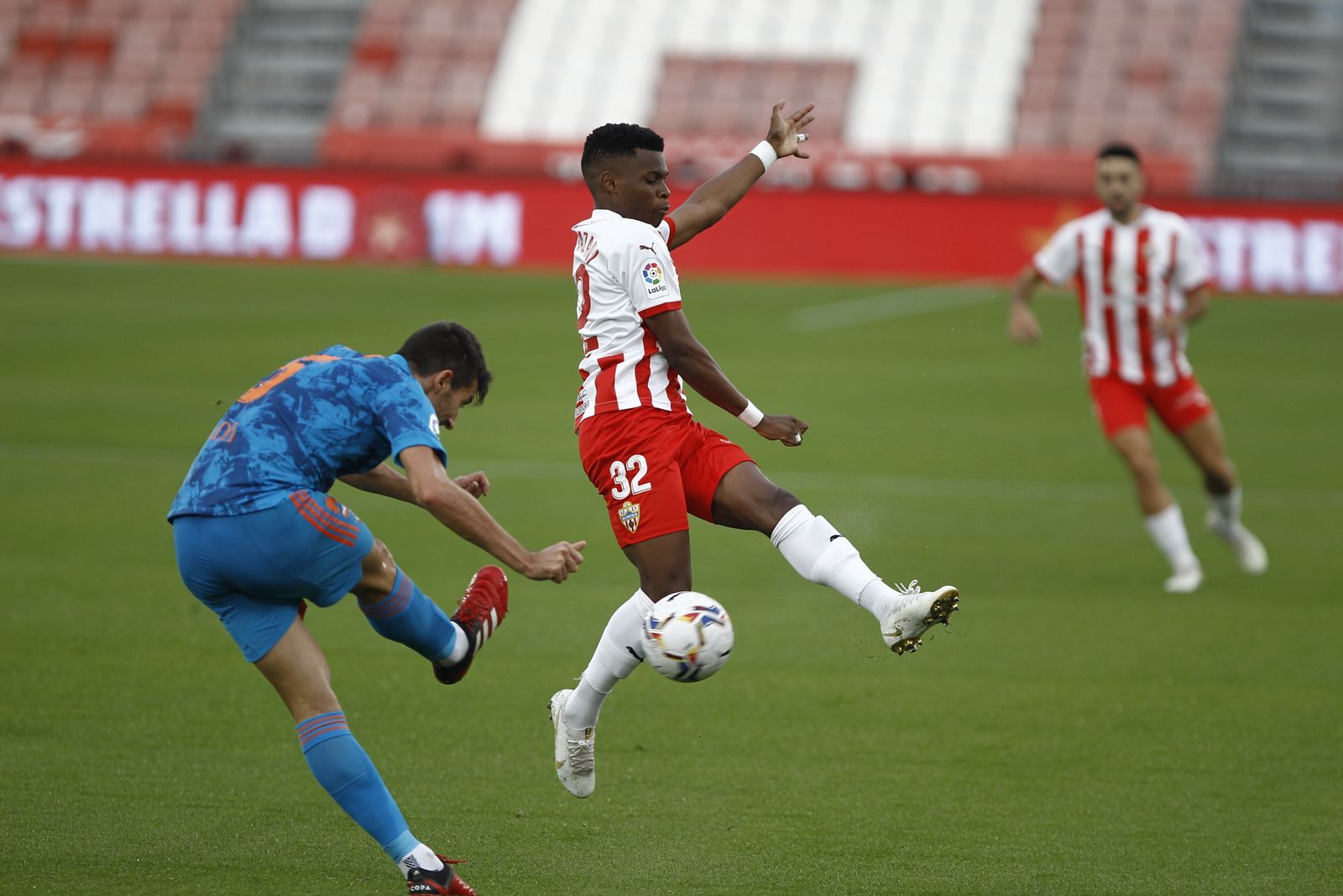 Ramazani salta para cortar un balón.