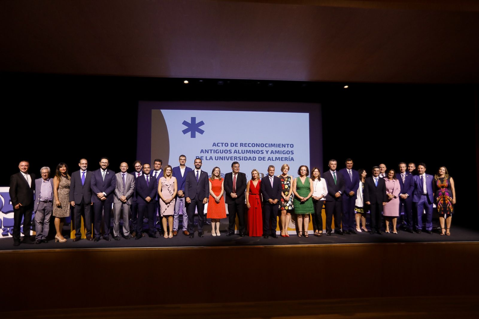 Foto de familia con los asistentes al acto celebrado en el Paraninfo del campus de La Cañada.