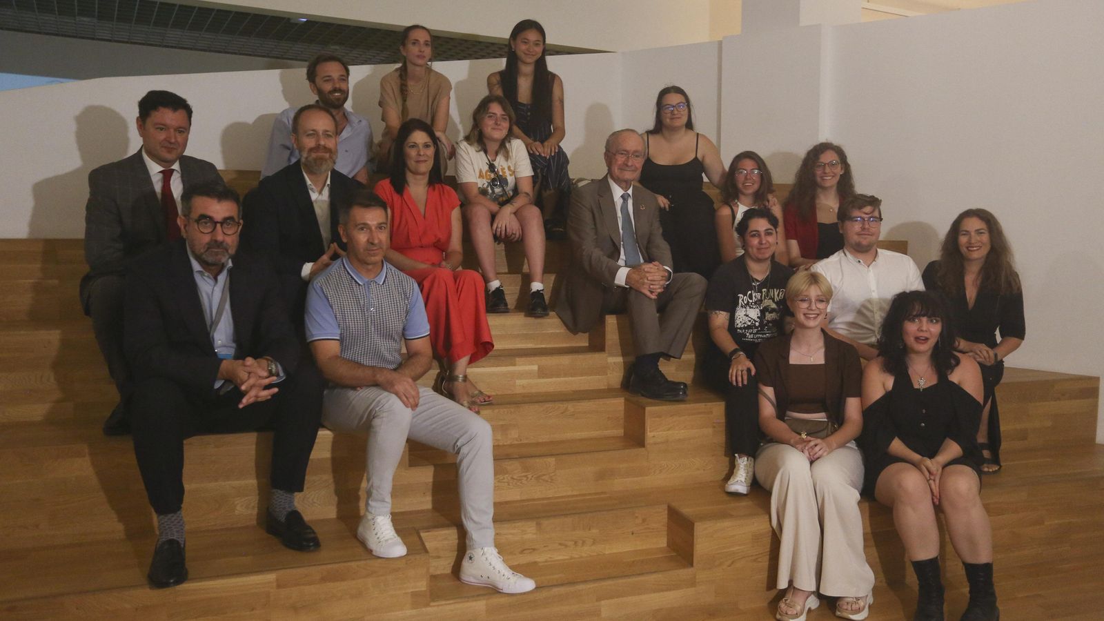 Autoridades de la ciudad y alumnos de la Escuela de Arte de San Telmo, minutos antes de la charla entre ambos