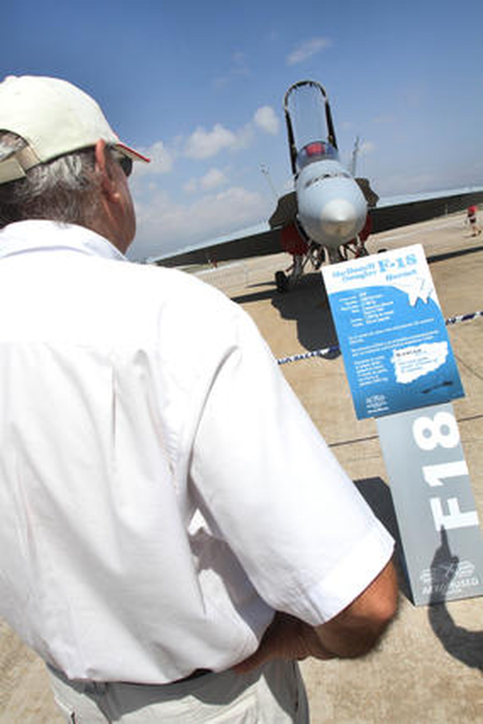 La jornada de puertas abiertas del II Festival Aéreo Internacional de Málaga contó con la presencia de muchos curiosos.

Foto: Yolanda Montiel