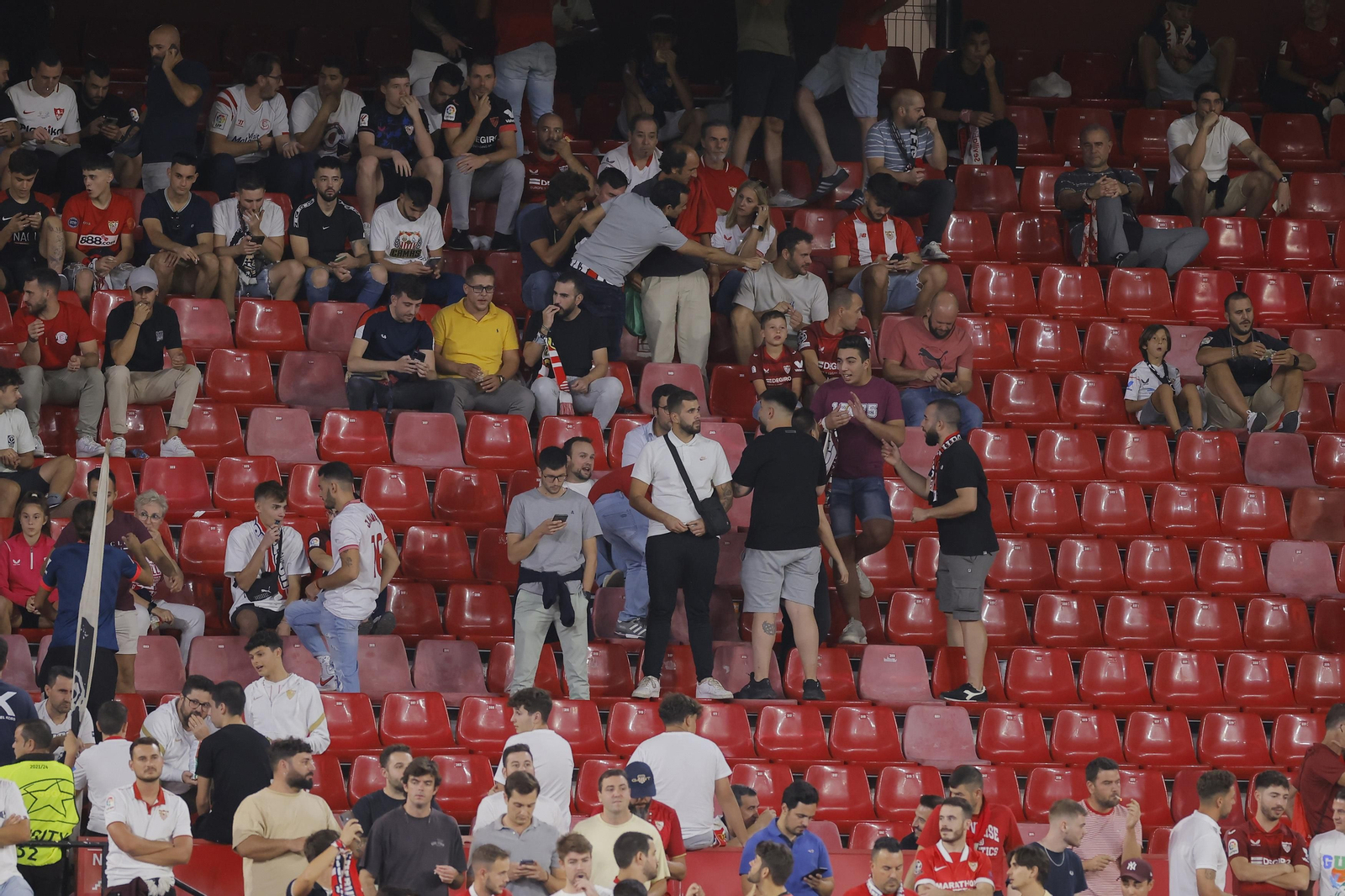 Búscate en las fotos del Sevilla-Lens