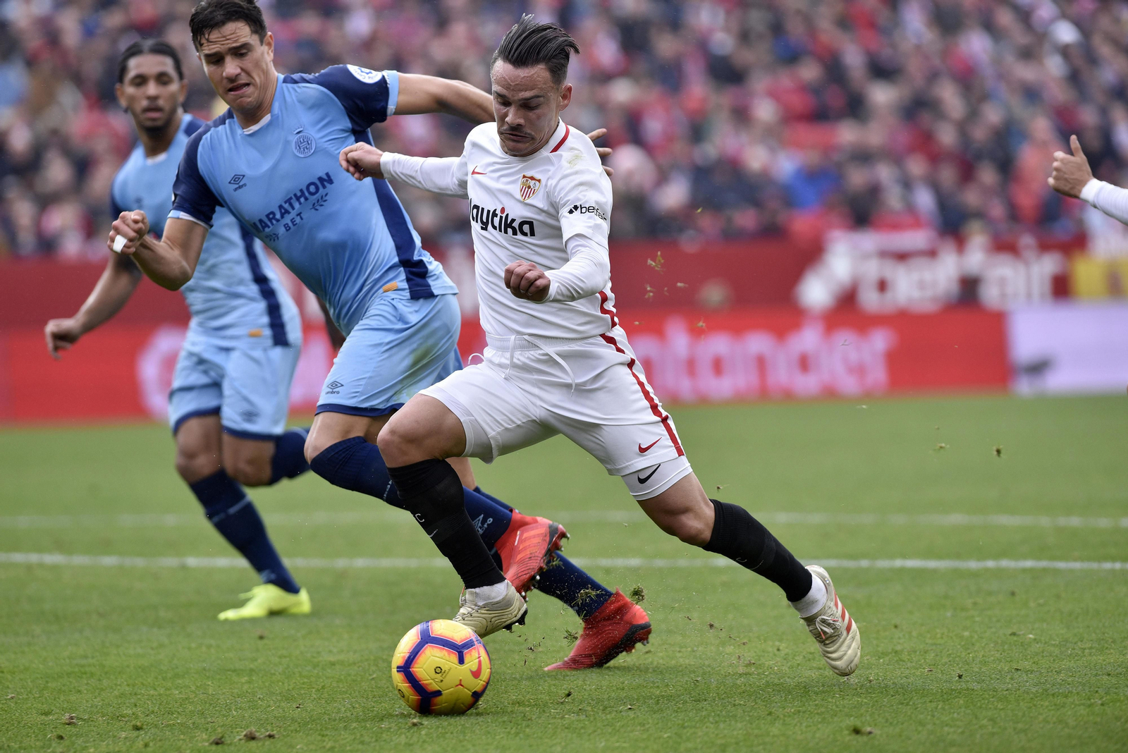 Roque Mesa se va con fuerza con el balón ante Bernardo y Ramalho, en una de sus incursiones ante el Girona.