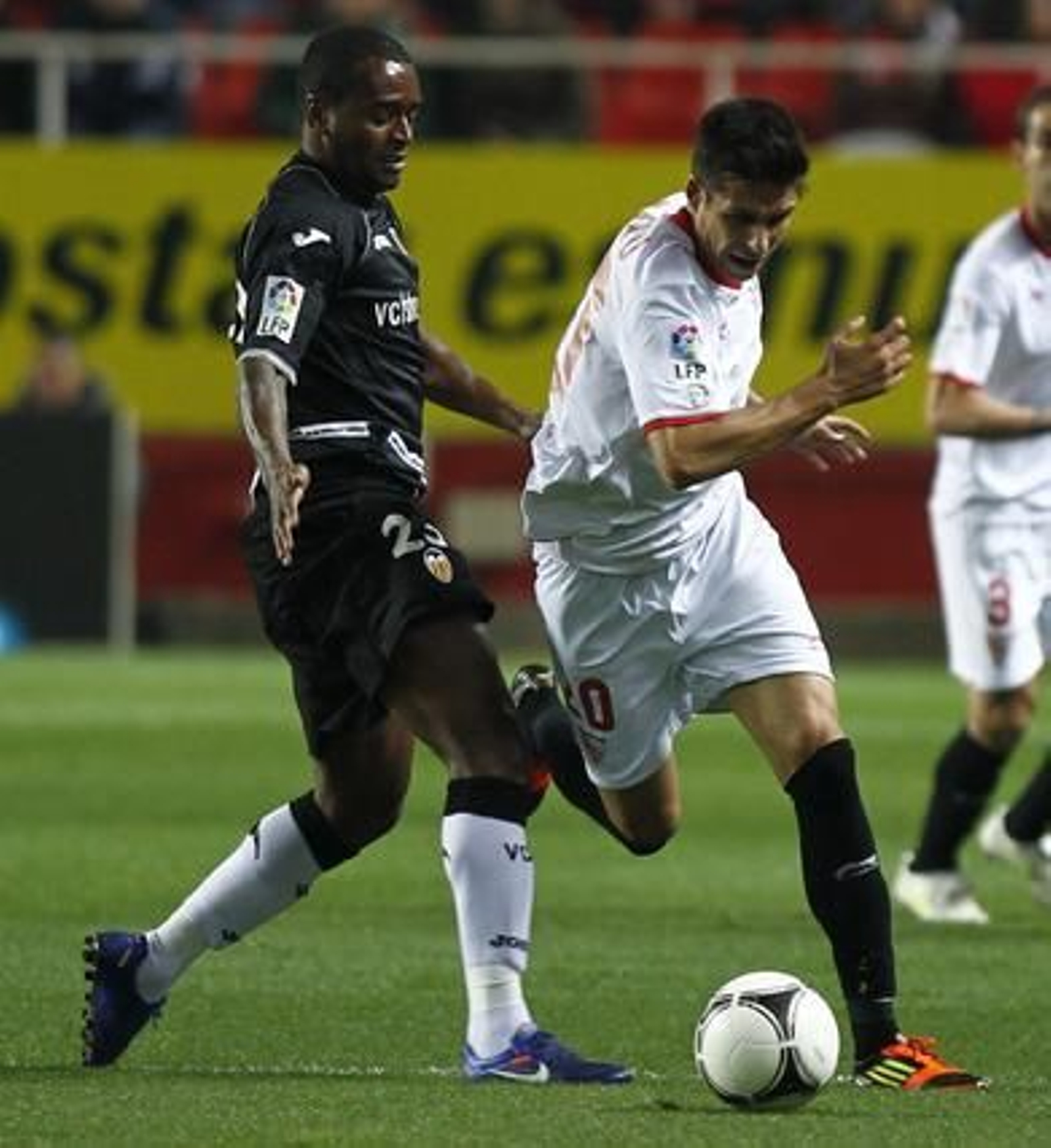 El Sevilla no puede remontar al Valencia en el Sánchez Pizjuán y queda eliminado de la Copa del Rey (2-1). / Antonio Pizarro