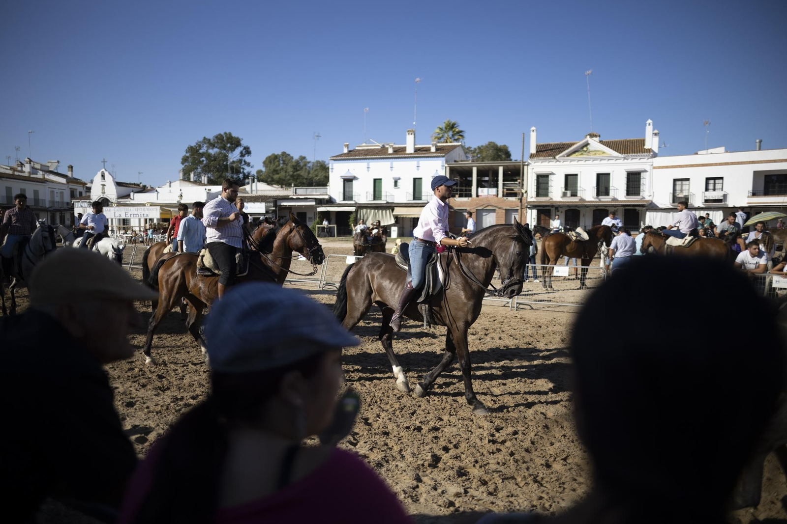 Ambiente del jueves 18 de agosto en la aldea de El Rocío durante el Rocío Chico