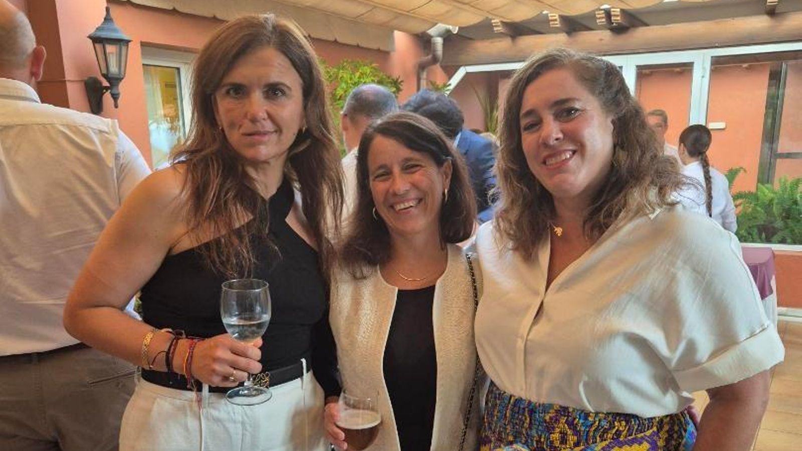 Alejandra Serrano, Isabel M. Galiano y Zuberoa Elorriaga, durante el cóctel, en el Hotel Alborán. Alejandra Serrano, Isabel M. Galiano y Zuberoa Elorriaga, durante el cóctel, en el Hotel Alborán.