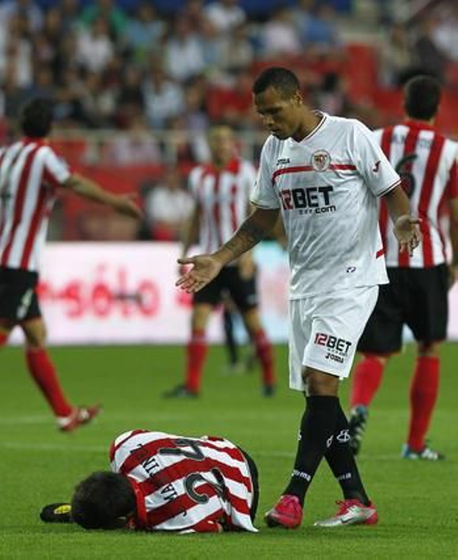 El Sevilla vence 4-3 al Athletic de Bilbao en el Sánchez Pizjuán con dos goles de Luis Fabiano y dos de Kanoute de penalti. / Antonio Pizarro