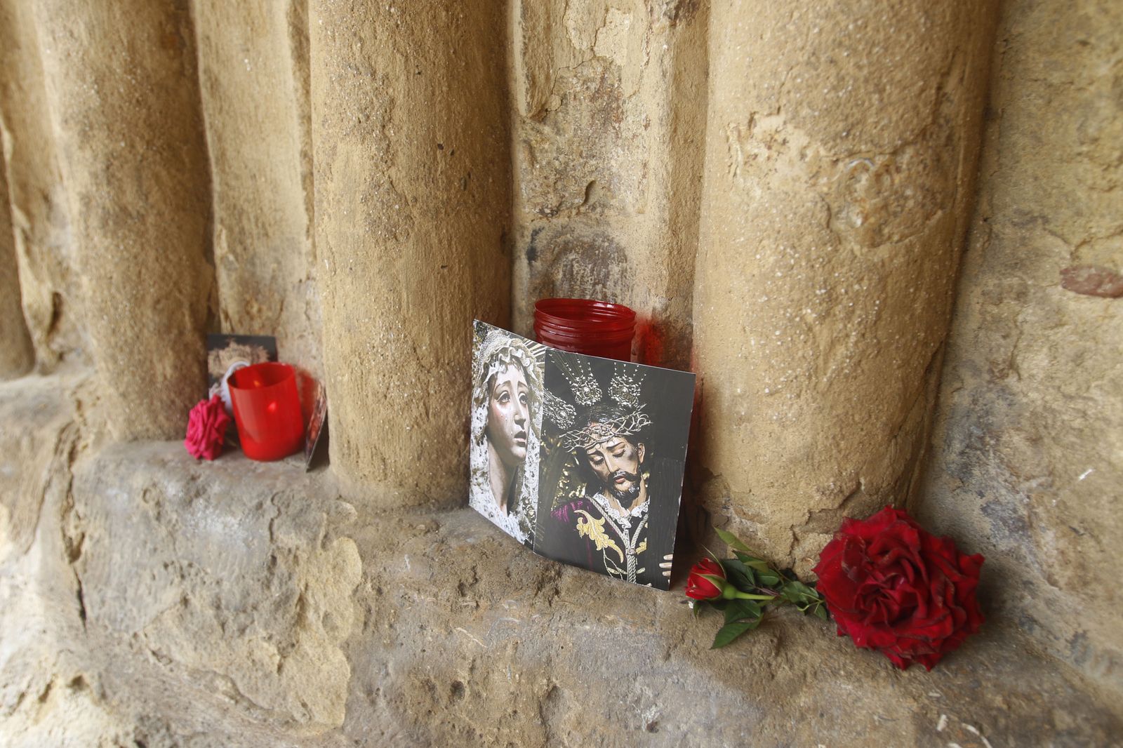 Estampas de los titulares de El Calvario a las puertas de San Lorenzo.