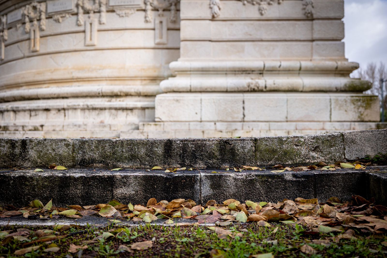 Las imágenes del mal estado de la Plaza de España en Cádiz